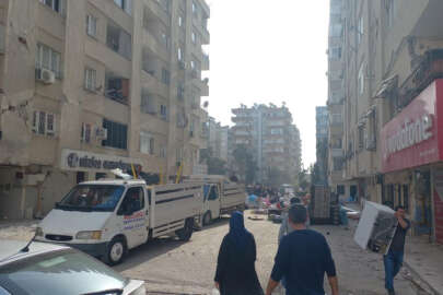 Ölümüne tahliye: Ağır hasarlı binadan eşya çıkartıyorlar!