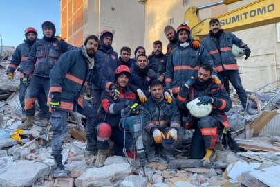 Depremzede itfaiyeciler ailelerini bırakıp yardıma koştu