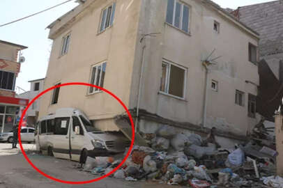 Şaşkına çeviren görüntü! Binanın yıkılmasını minibüs önledi