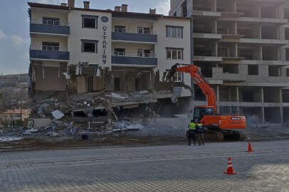 Sivas'ta deprem sonrası hasar gören binaların yıkımına başlandı