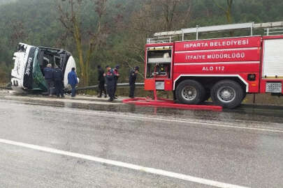 Yolcu otobüsü devrildi! Yaralılar var
