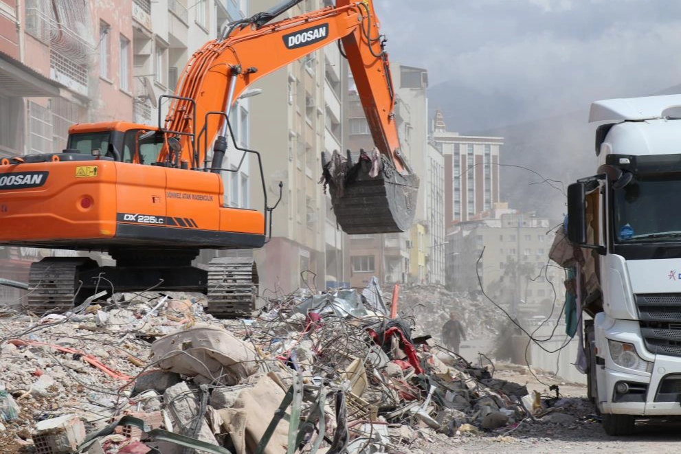 İskenderun’da enkaz kaldırma çalışmaları tam gaz!