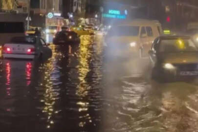 İzmir'de yağmur hayatı felç etti! Araçlar yolda kaldı