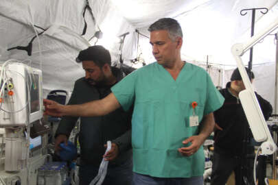 Depremde anne babasını kaybeden başhekim, göreve koştu!