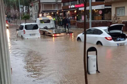 İzmir'de yağmur hayatı felç etti, araçlar suya gömüldü!