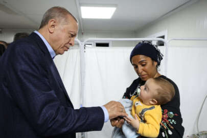 Cumhurbaşkanı Erdoğan'dan depremzedelere moral ziyareti