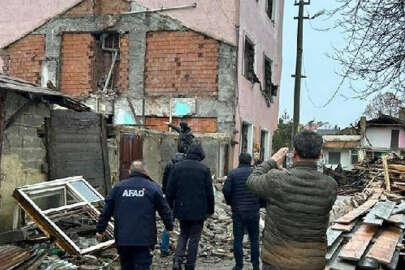 Kentsel dönüşüm yıkımında bina duvarı çöktü