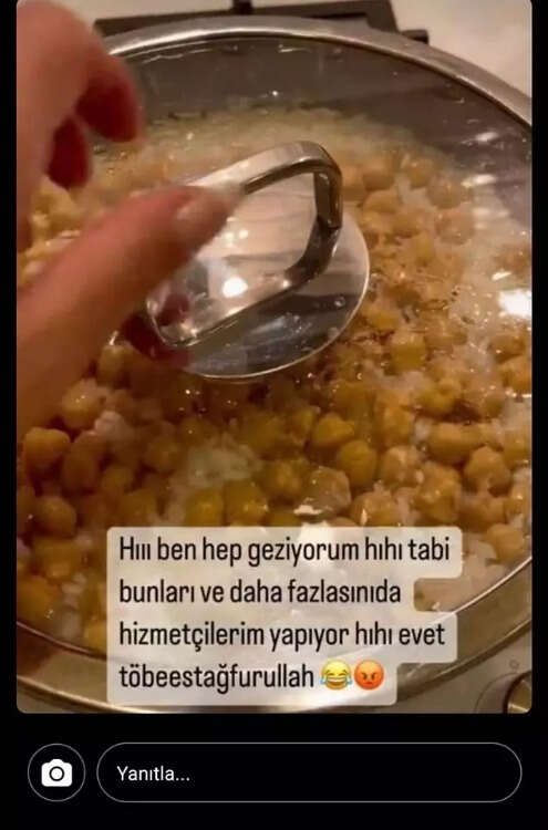 Hem geziyor, hem yemek yapıyor; inanılmaz