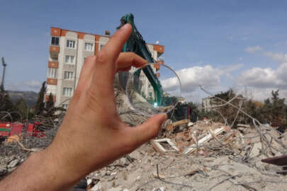 Kahramanmaraşlı esnaf enkaz altında sağlam kalan camları tek tek topladı