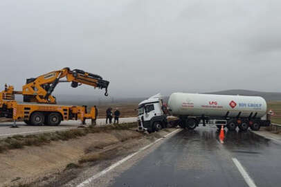 LPG yüklü tanker kaza yaptı, faciadan dönüldü!