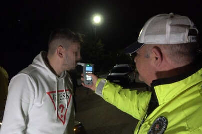 Bursa'da polisin alkollü sürücü ile imtihanı! Alkolmetreyi üflemek yerine yutmaya çalıştı