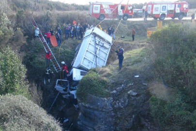 Faciaya ramak kala... Çöp kamyonu uçurumda asılı kaldı!