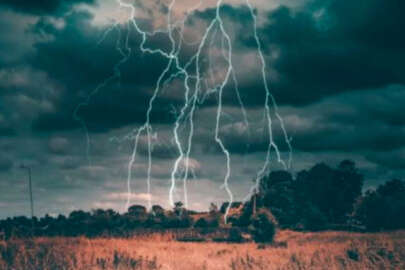 Maç sırasında yıldırım düştü! 2 futbolcu yaşamını yitirdi