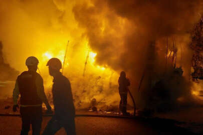 Otoyolda yangın! Alevler metrelerce yükseldi, TIR'ın dorsesi küle döndü