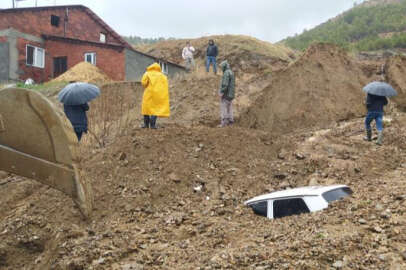 Adıyaman'da heyelan 1 iş makinesi ve otomobili yuttu!