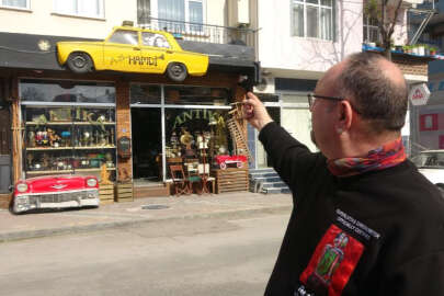 Fiyatlara kızdı, ortadan kestiği efsane otomobili tabela yaptı!