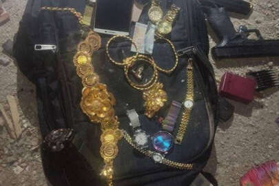 Komiser yardımcısı ve bekçinin arabasından enkaz altından alınan döviz ve altın dolu çanta çıktı!