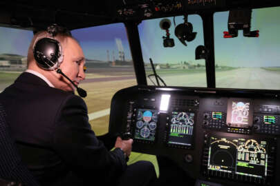 Putin uçuş simülatörü kullandı