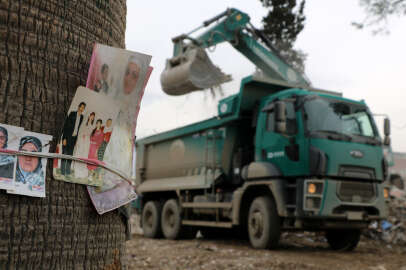 Deprem geride acı hatıralar bıraktı! Enkazdan çıkan fotoğraflar ağaçlara bağlanıyor