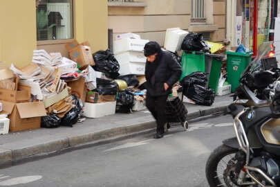 Fransa'da kaldırımlar çöple doldu!