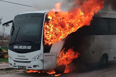 25 öğrencinin bulunduğu servis midibüsünde yangın!