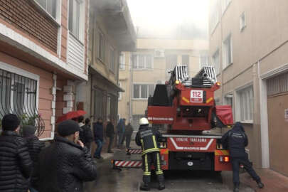 Bursa'da binanın çatısındaki yangın, mahalleliyi sokağa döktü!