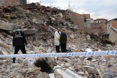Depremde yıkılan binanın enkazında erkek cesedi 