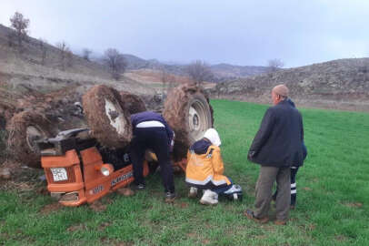 Devrilen traktörün altında can verdi!