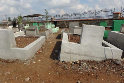 Diyarbakır’da yağmur sonrası depremzedelerin mezarları çöktü