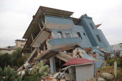 Hatay'daki depremde 4 kişilik aileyi ek kolonlar kurtardı!