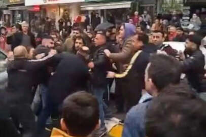 Kaza yaptılar, tekme ve yumruklarla birbirine girdiler!