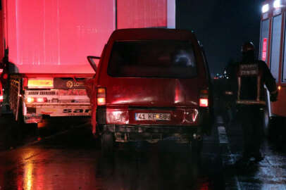 Minibüs, tıra ok gibi saplandı: 1 ölü, 2 yaralı