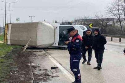 Bursa'da kontrolden çıkan kamyonet yan yattı