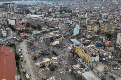 İskenderun'da depremin izleri siliniyor! Yıkım ve enkaz kaldırma çalışmaları sürüyor