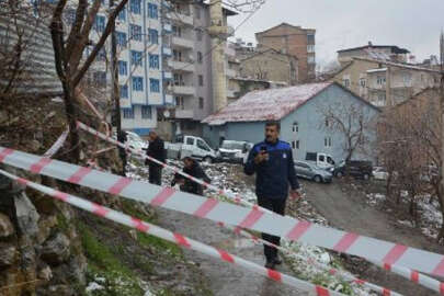 İstinat duvarı çöktü! 3 ev tahliye edildi