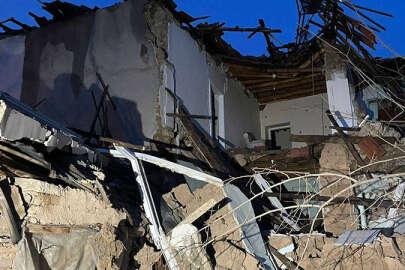 Malatya'da ağır hasarlı binanın bir bölümü çöktü