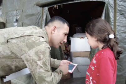 Mehmetçik küçük kalplere dokunmaya devam ediyor