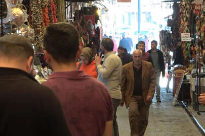 Deprem bölgesinde esnaf kepenk açmaya başladı