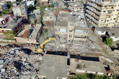 Hassa ilçesinde enkaz kaldırma çalışmaları devam ediyor