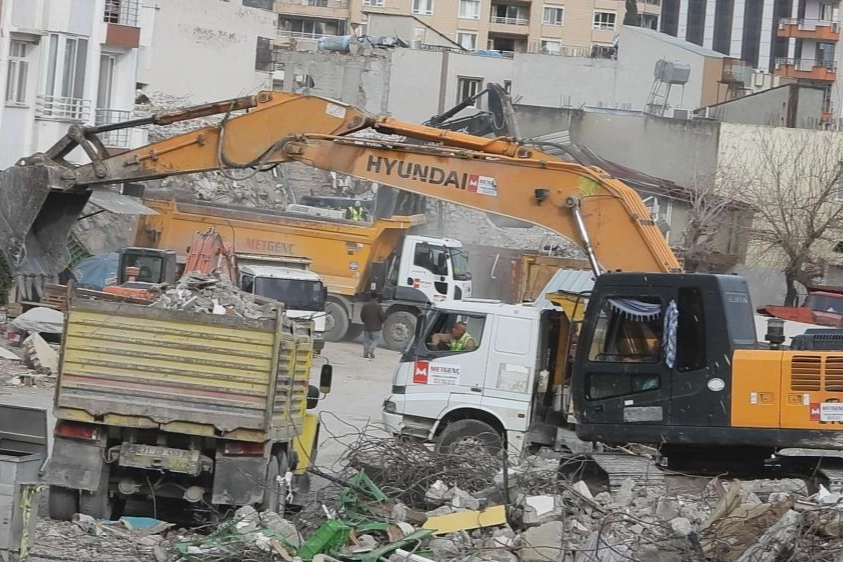 Samandağ'da enkaz kaldırma ve yıkım çalışmaları