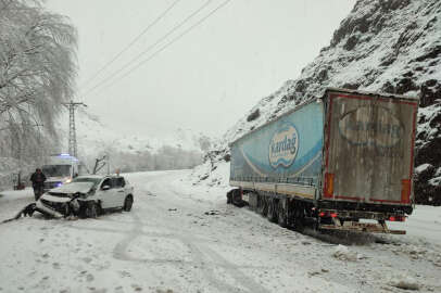 Kar yağışı kazaya neden oldu: 2 yaralı