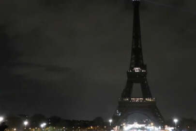 Eyfel Kulesi karanlığa gömüldü