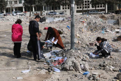 Bitmeyen acı! Enkazlarda hatıralarını arıyorlar