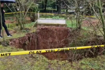Mezarlığın ortasında obruk oluştu! Görenler şoke oldu