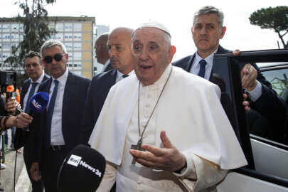  Papa Francis hastaneden taburcu oldu: Hala hayattayım   