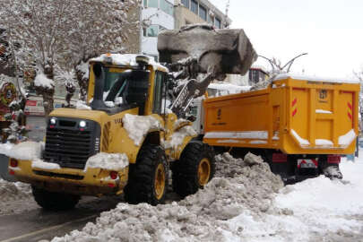 Van’da 83 yerleşim yerinin yolu kardan kapandı