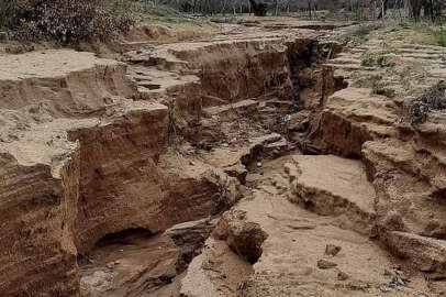Korkutan görüntü! Köy yolu yarıldı