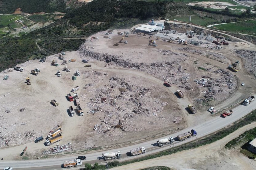 Hatay'da 1 milyon 400 bin ton molozun döküldüğü vadi!