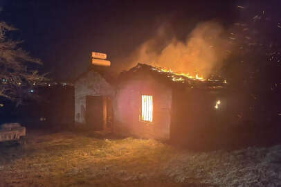 Yangında mahsur kalan yaşlı adamı komşuları kurtardı