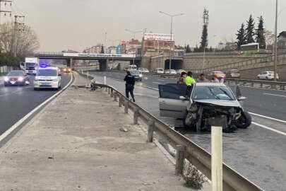 Otomobil önce tıra, ardından bariyerlere çarptı: 2 yaralı 